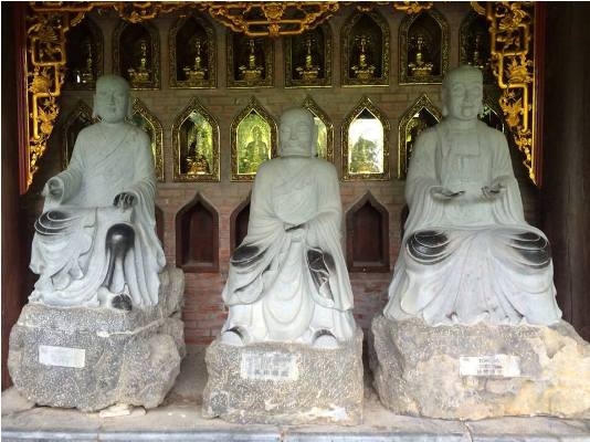 Những pho tượng trong hành lang La Hán có chiều cao hơn 2m, nặng 4 tấn, được làm từ đá xanh nguyên khối lấy từ Thanh Hóa, được các nghệ nhân làng đá Ninh Vân (Ninh Bình) chế tác một cách tinh xảo. Ảnh: Bảo Yến.