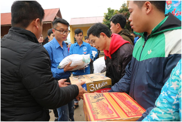 Đồng chí Trần Thanh Tú cán bộ Huyện đoàn Sapa tặng quà cho người dân.