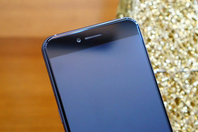 Ph&iacute;a tr&ecirc;n, m&aacute;y c&oacute; mặt của một camera phụ 8 MP, tự động lấy n&eacute;t v&agrave; hỗ trợ c&aacute;c t&iacute;nh năng chụp ảnh l&agrave;m đẹp theo thời gian thực. Ph&iacute;a dưới l&agrave; cảm biến v&acirc;n tay một chạm.