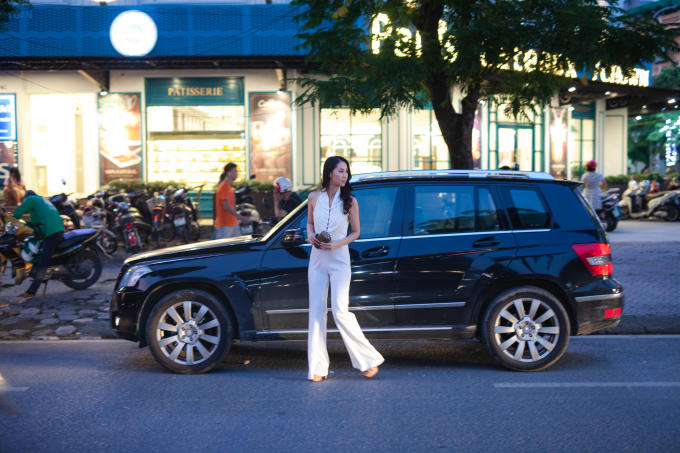 Dương Thuỳ Linh diện v&aacute;y hở lưng t&aacute;o bạo