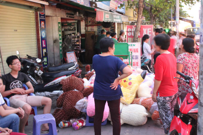 Nhiều gấu bông được di chuyển ra ngoài kịp thời