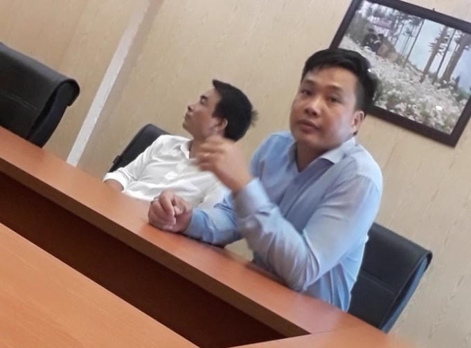 Ông Bùi Quốc Huy, Giám đốc Công ty TNHH Đầu tư Quốc tế Mai Linh - chi nhánh Đồng Nai (áo xanh) là người dùng dao uy hiếp, đe dọa, hủy hoại tài sản của phóng viên khi đến công ty làm việc.