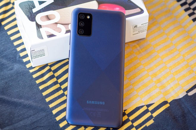 Samsung Galaxy A02s - Máy sở hữu một số điểm mạnh như kích thước màn hình lớn 6,5 inch cùng viên pin dung lượng cao 5.000 mAh. Tuy nhiên, với bộ xử lý Snapdragon 450, Galaxy A02s chỉ có thể đáp ứng được các nhu cầu sử dụng cơ bản và giải trí nhẹ nhàng. Mẫu máy này có giá từ 3,2 triệu đồng.