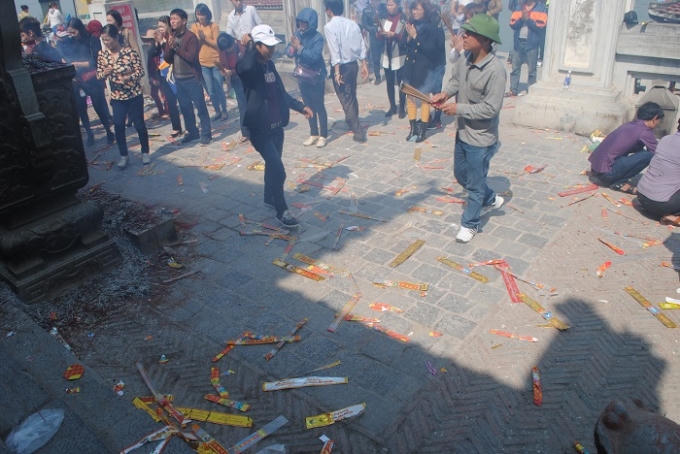 "Văn hóa" xả rác ở trước cửa ra vào đền Cờn (ảnh Duy Ngợi).