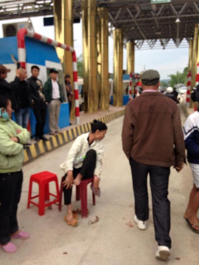Người dân mang ghế nhựa ra chắn lối thu vé lưu thông. Ảnh Otofun.