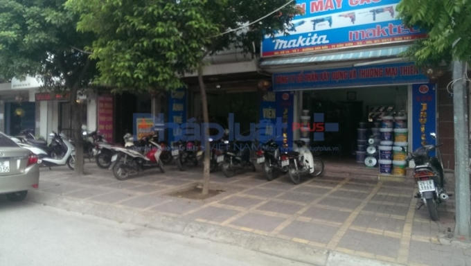 Vỉa hè cũng bị chiếm dụng cho các quán bán hàng.