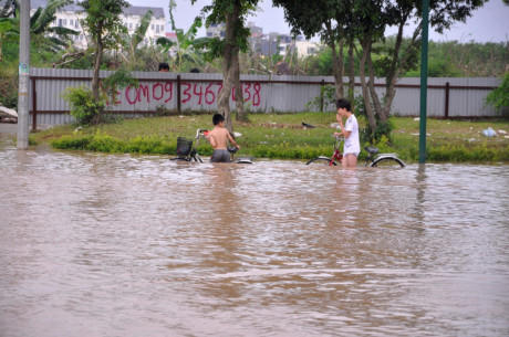 Chưa kể, trước đó, từ đầu năm 2016, tòa nhà này nhiều lần bị nước lũ bao vây, đợt lâu nhất cũng đến 3-4 ngày. Hồi tháng 5/2016, nước tràn vào tầng hầm của tòa nhà khiến thang máy ngừng hoạt động.