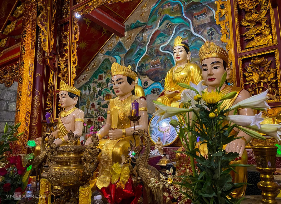 Không gian tâm linh trong cung cấm Đền Tiên.