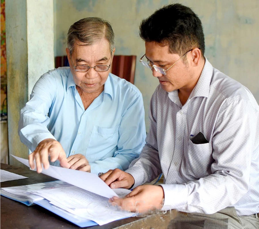 Trợ giúp viên pháp lý Huỳnh Văn Vàng tận tình giải thích rõ ràng các quy định pháp luật, giúp ông Đồng Thanh Tòng (xã Hưng Hội) hiểu đúng quyền, nghĩa vụ của mình, qua đó ổn định tâm lý, yên tâm trong quá trình giải quyết vụ việc (Ảnh: Báo và Phát thanh – Truyền hình Cà Mau).