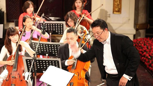 Nhạc trưởng Lê Phi Phi chỉ huy dàn nhạc.