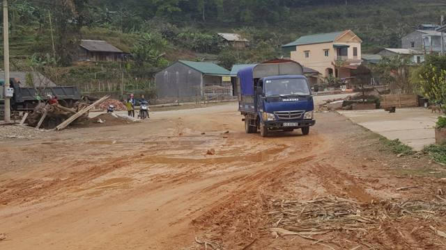 Tuyến Quốc lộ 34 từ Cao Bằng đi Hà Giang xây dựng 2 năm nay nhưng không xong vì hết nguồn vốn.