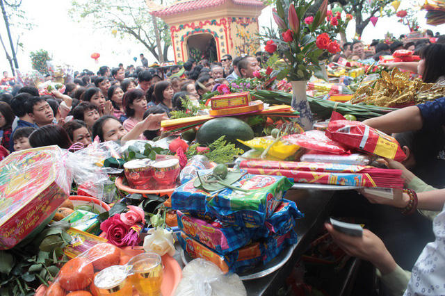 Các bàn đặt lễ chật kín các mâm quả, nhiều người không chen chân vào điện chính phải đứng từ xa vái vọng.