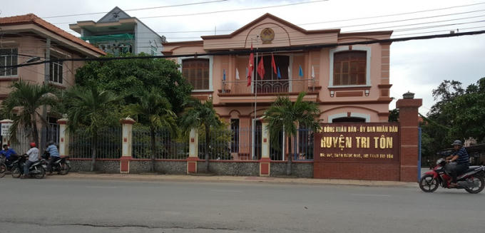 UBND huyện Tri Tôn bị tố "đá bóng" trách nhiệm trong giải quyết khiếu nại.