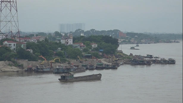 Rất nhiều bãi vật liệu không phép trên địa bàn phường Thụy Phương vẫn chưa di chuyển hết phương tiện ra khỏi bến bãi. Ảnh: TL