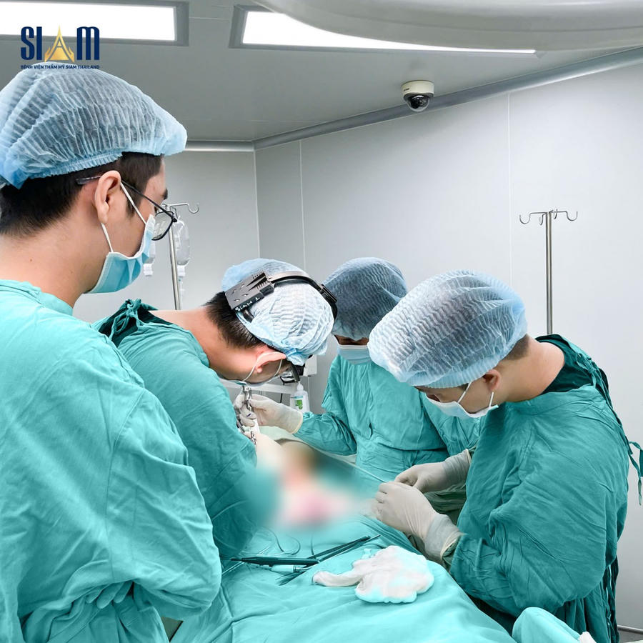 Đội ngũ bác sĩ SIAM Thailand chuyên môn cao với kinh nghiệm xử nhiều ca phẫu thuật body phức tạp