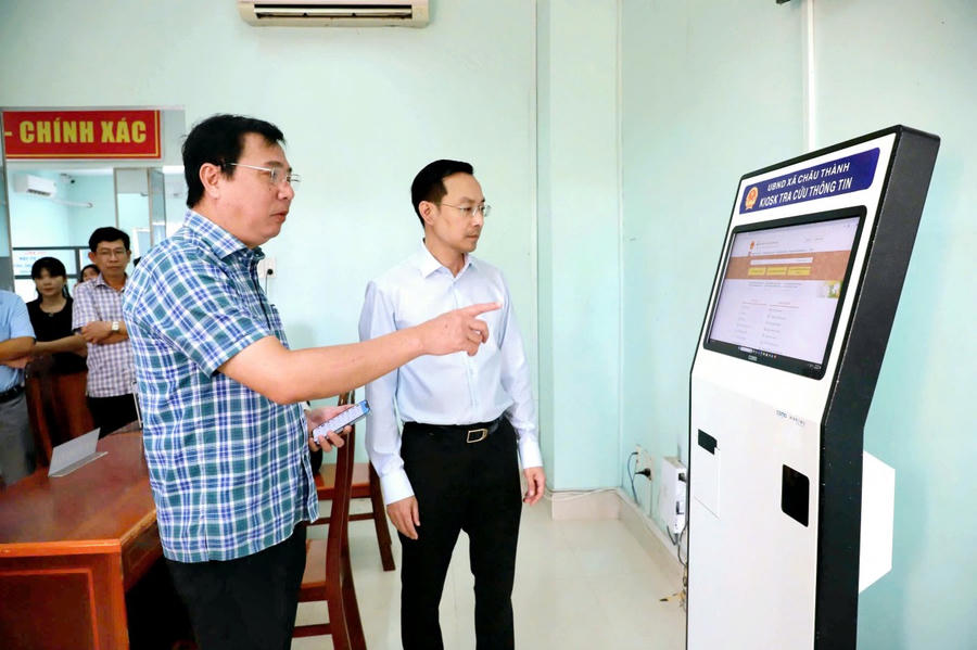 Chủ tịch UBND tỉnh Kiên Giang Nguyễn Thanh Nhàn kiểm tra tại Trung tâm phục vụ hành chính công Xã Châu Thành