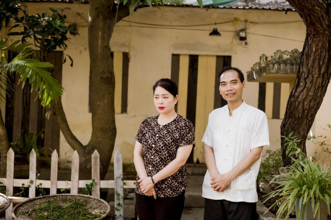 Cặp đôi bà Sao – ông Kê (diễn viên Thanh Tú, Hùng Nhãn) – chủ xóm trọ, chuyên gia gỡ rối những vấn đề của các thành viên trong xóm trọ. Mỗi nhân vật là một mảnh ghép, tạo nên một xóm trọ sinh động, có đủ hỷ, nộ, ái, ố tạo ra tiếng cười và cả những giây phút đáng suy ngẫm dành cho khán giả.