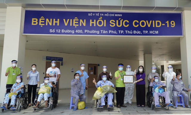Niềm vui của các bệnh nhân ở Bệnh viện Hồi sức COVID-19 được xuất viện. Ảnh: NVCC