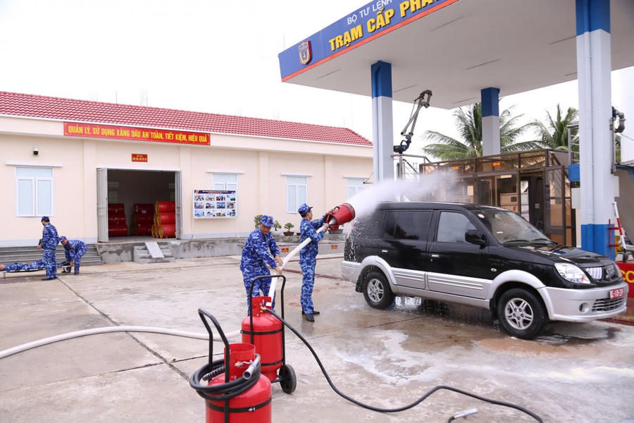 Cán bộ, chiến sỹ BTL Vùng Cảnh sát biển 4 huấn luyện bảo đảm an toàn kho xăng dầu