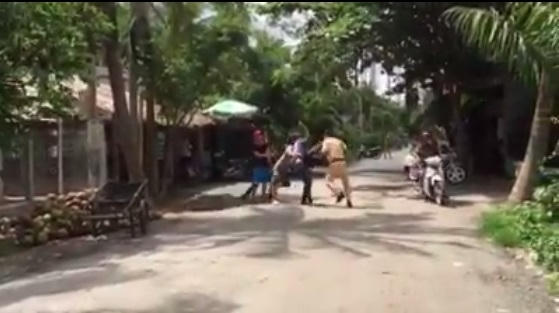 Thanh niên say xỉn vây đánh CSGT ở Tiền Giang (Ảnh cắt từ clip)
