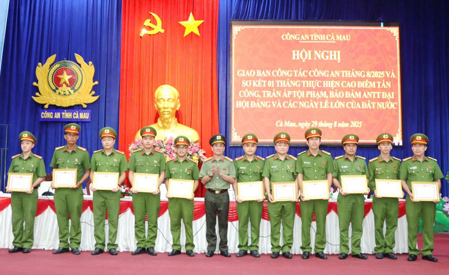 Đại tá Phạm Minh Lũy - Phó Giám đốc Công an tỉnh Cà Mau, trao Giấy khen cho các cá nhân có thành tích xuất sắc.