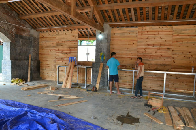 Phố cổ Đồng Văn vốn thu hút khách du lịch bởi kiến trúc tường và cột bằng đá, tuy nhiên một hộ dân đang biến phố cổ thành khu trưng bày hàng hóa với tường bao gỗ. Điều đó ít nhiều làm mất đi hình ảnh cổ kính vốn có của khu phố.