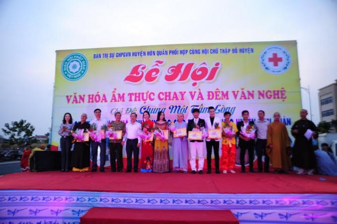 L&ecirc;̃ h&ocirc;̣i &acirc;̉m thực chay và đ&ecirc;m văn ngh&ecirc;̣ g&acirc;y quỹ từ thiện