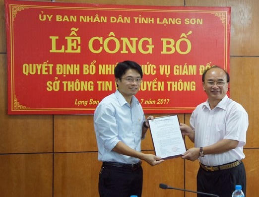 Phó Chủ tịch UBND tỉnh Lạng Sơn trao quyết định bổ nhiệm chức vụ Giám đốc Sở Thông tin và Truyền thông.