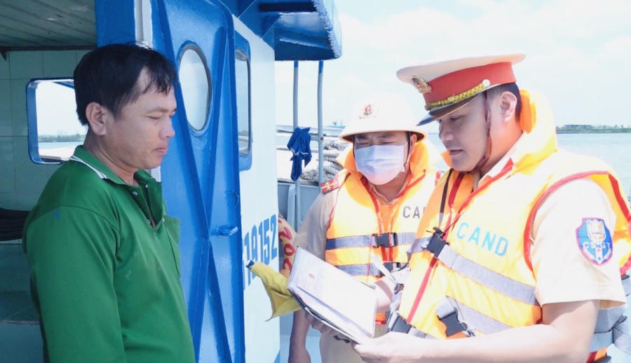 Lực lượng cảnh sát đường thủy kiểm tra phương tiện thủy trên sông Đồng Nai.