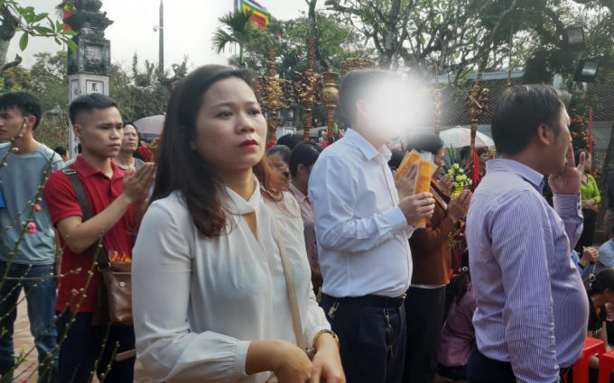 Một vài du khách trong đoàn đã cầm những lá Ấn trên tay và đến lễ tạ tại Đền.