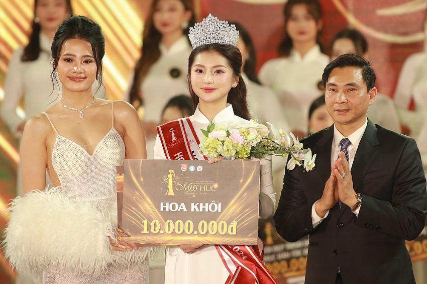Hoa Khôi Trần Thị Khánh Linh.