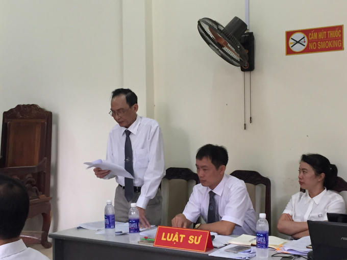 Luật sư Đinh Luân (đứng) cho biết, có nhiều chứng cứ cho thấy Chủ tịch huyện Quỳnh Nhai không phạm tộ