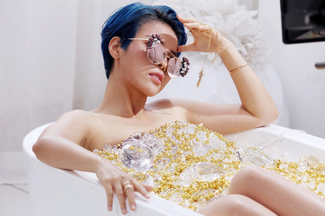 Vũ Cát Tường bán nude trong bồn tắm. Ảnh từ MV