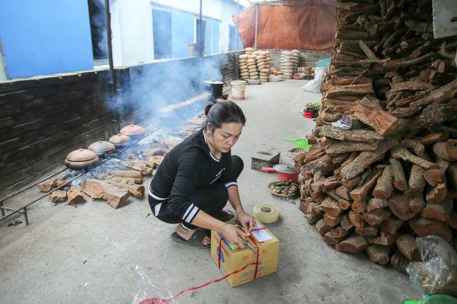 Sau khi kho xong, cá được đóng thùng vận chuyển đi khắp các tỉnh thành trên cả nước. Một niêu cá kho làng Vũ Đại có giá dao động từ 500 nghìn đến 1 triệu đồng, tùy thuộc vào cân nặng của cá trắm đen.