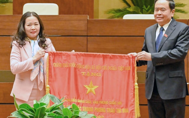 Báo Đại biểu Nhân dân nhận Cờ thi đua của Chính phủ và nhiều danh hiệu thi đua