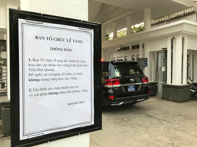 Ban tổ chức lễ tang thông báo các đoàn vào viếng Chủ tịch nước Trần Đại Quang không mang vòng hoa; gia đình không nhận tiền phúng viếng. (Ảnh: Quang Phong)