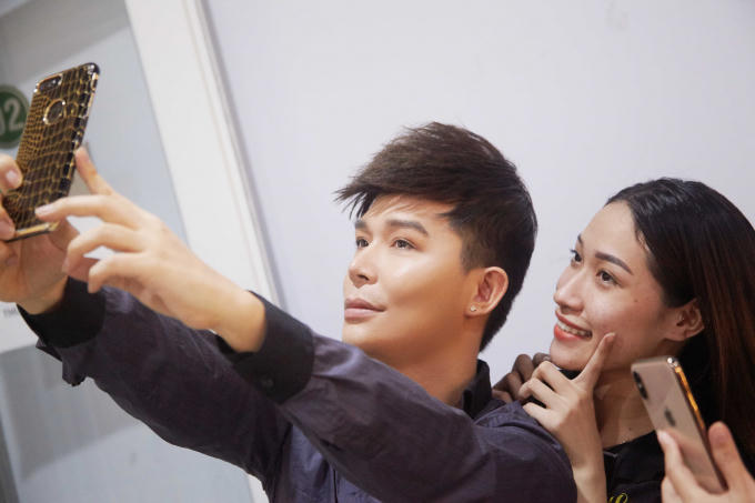 Nathan Lee diện h&agrave;ng hiệu tiền tỉ ngồi ăn tr&aacute;i c&acirc;y vỉa h&egrave;