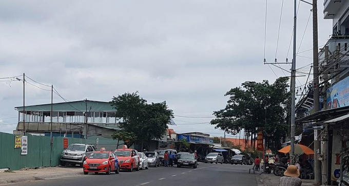 Dù đã bị chính quyền địa phương xử phạt nhiều lần cũng như yêu cầu cưỡng chế tháo dỡ chấm dứt hoạt động thế nhưng  các nhà hàng trên đoạn đường Trần Phú vẫn luôn tấp nập khách qua lại.