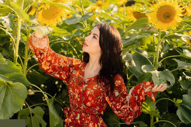 Jenny từng theo học chuyên ngành Kinh tế và Công nghệ thông tin tại một trường đại học ở quê hương mình. 