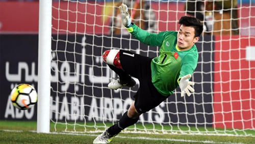 Thủ thành Bùi Tiến Dũng bừng sáng cơ hội ở Olympic Việt Nam.