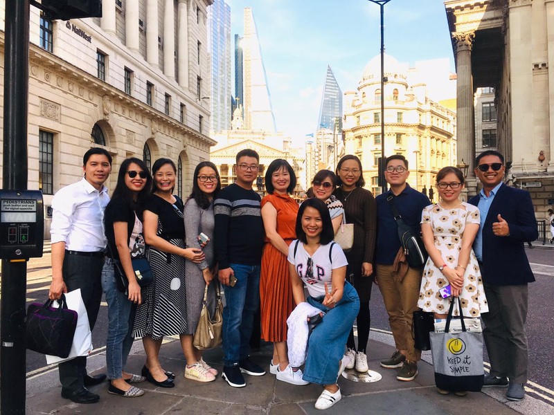 Các cán bộ trẻ rất hứng thú với Khu phố tài chính London