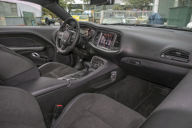 Nếu cần sự sang trọng với một chiếc ô tô có giá tiền tỷ, Dodge Challenger GT không phải lựa chọn phù hợp. Chiếc xe của thương hiệu Mỹ hướng đến phong cách thể thao cùng các vật liệu da, da lộn, nỉ, kim loại… bên trong khoang lái.
