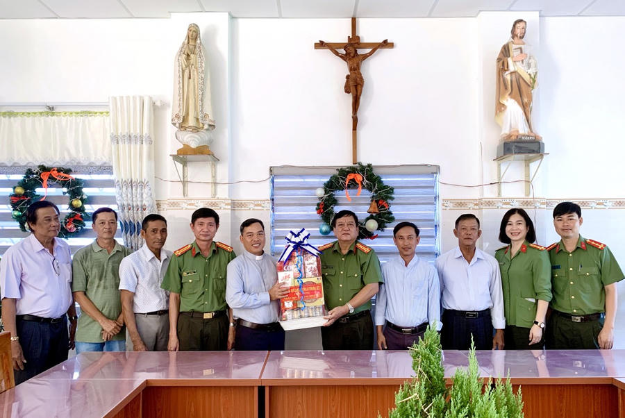 Theo thông lệ, vào các dịp Giáng sinh hàng năm, Công an tỉnh Bạc Liêu thành lập các đoàn đến thăm, tặng quà các cơ sở thờ tự với lời chúc an lành, hạnh phúc.