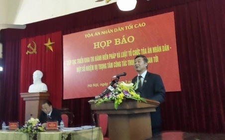 Đồng chí Nguyễn Sơn, Phó Chánh án TANDTC phát biểu tại cuộc họp báo.