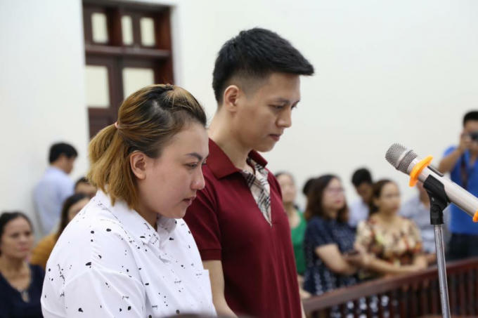 Bố đẻ và mẹ kế của cháu K. trong phiên tòa.