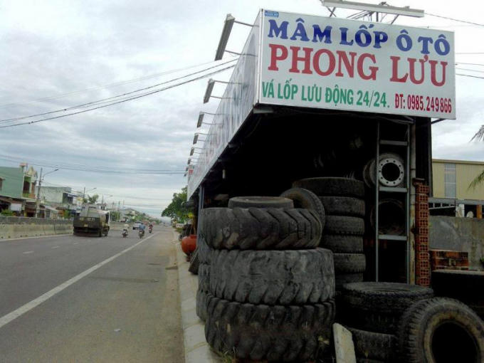Ki ốt, bảng hiệu quảng cáo được xây dựng kiên cố ngay trên hành lang quốc lộ 1A.
