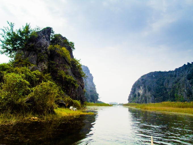 Vân Long là một vùng đất ngập nước rộng đến 3.500ha, với những khối núi đá vôi mang hình dáng đốc đáo, như núi Mèo Cào, núi Mâm Xôi, núi Hòm Sách, núi Đá Bàn, núi Nghiên, núi Mồ Côi, núi Cô Tiên…