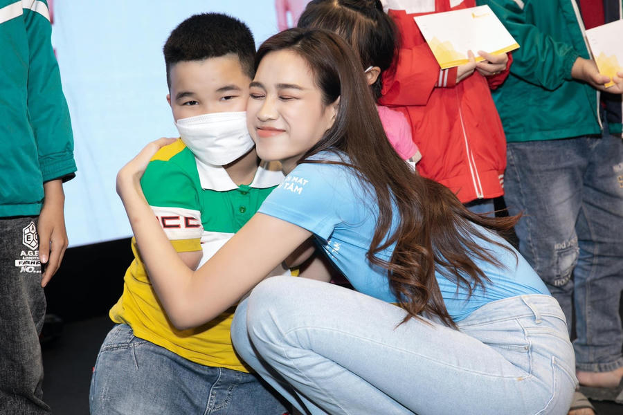 Hoa hậu Đỗ Thị Hà ‘biến hóa’ với tóc: Xoăn đuôi nhẹ vẫn là ‘chân ái’ ảnh 15