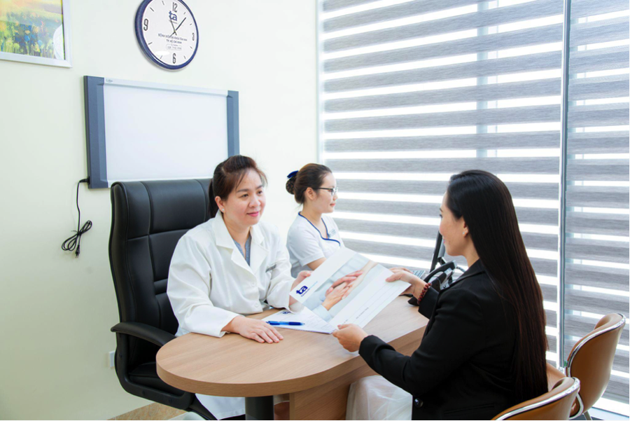 BS Trần Vương Thảo Nghi, Trưởng khoa Ung bướu BVĐK Tâm Anh TP.HCM đang khám, tư vấn cho người bệnh ung thư. Ảnh: Hoài Thương