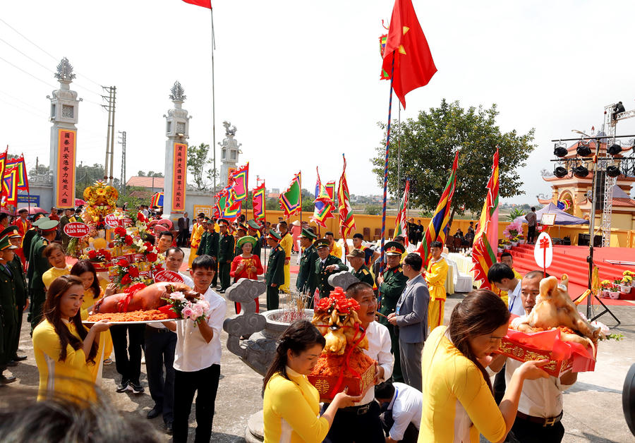 dong-dao-du-khach-nguoi-dan-dang-huong